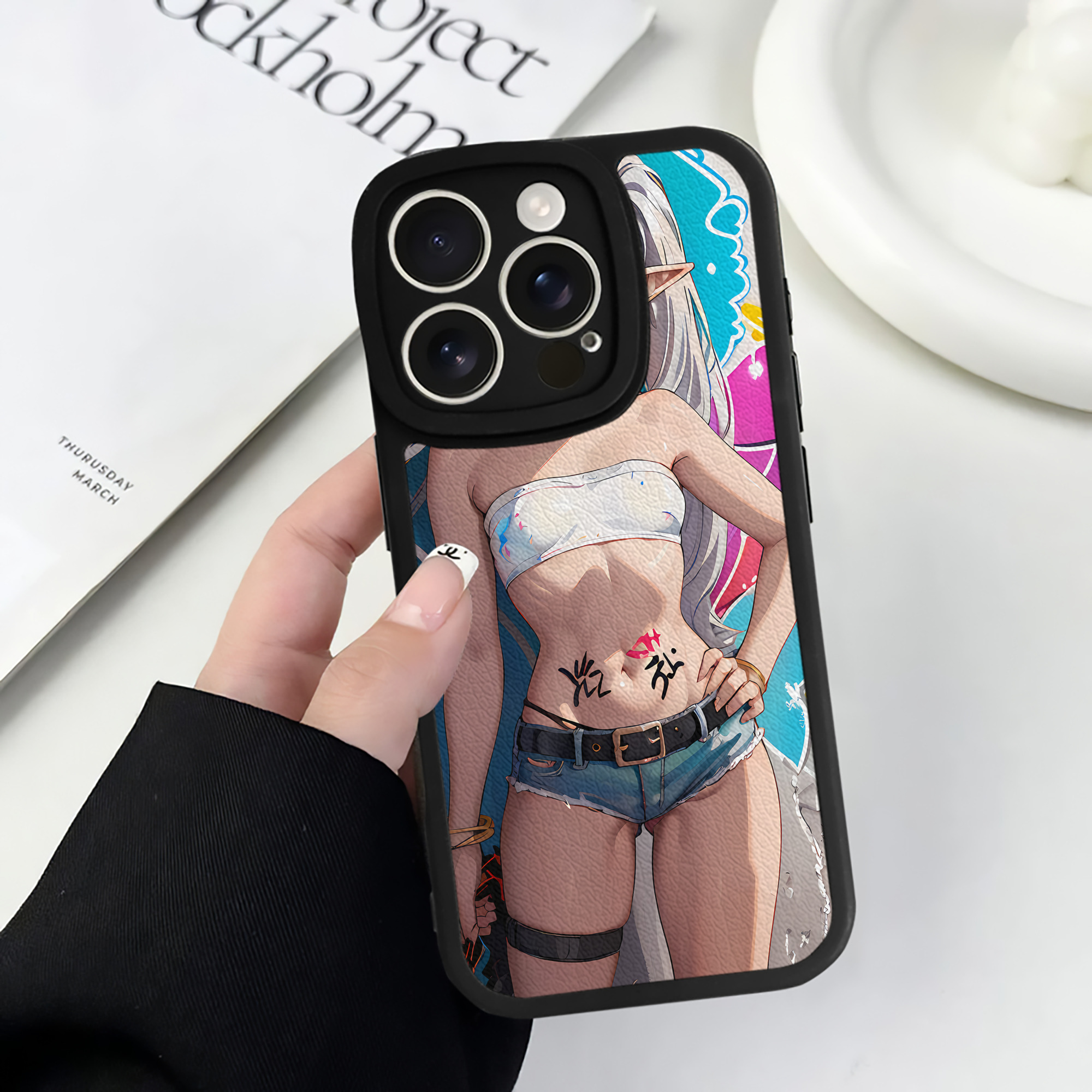 （画像用） 葬送のフリーレン Frieren 【iPhone 16シリーズ対応】シリコンスマホケース（レザー調） 材質：シリコン